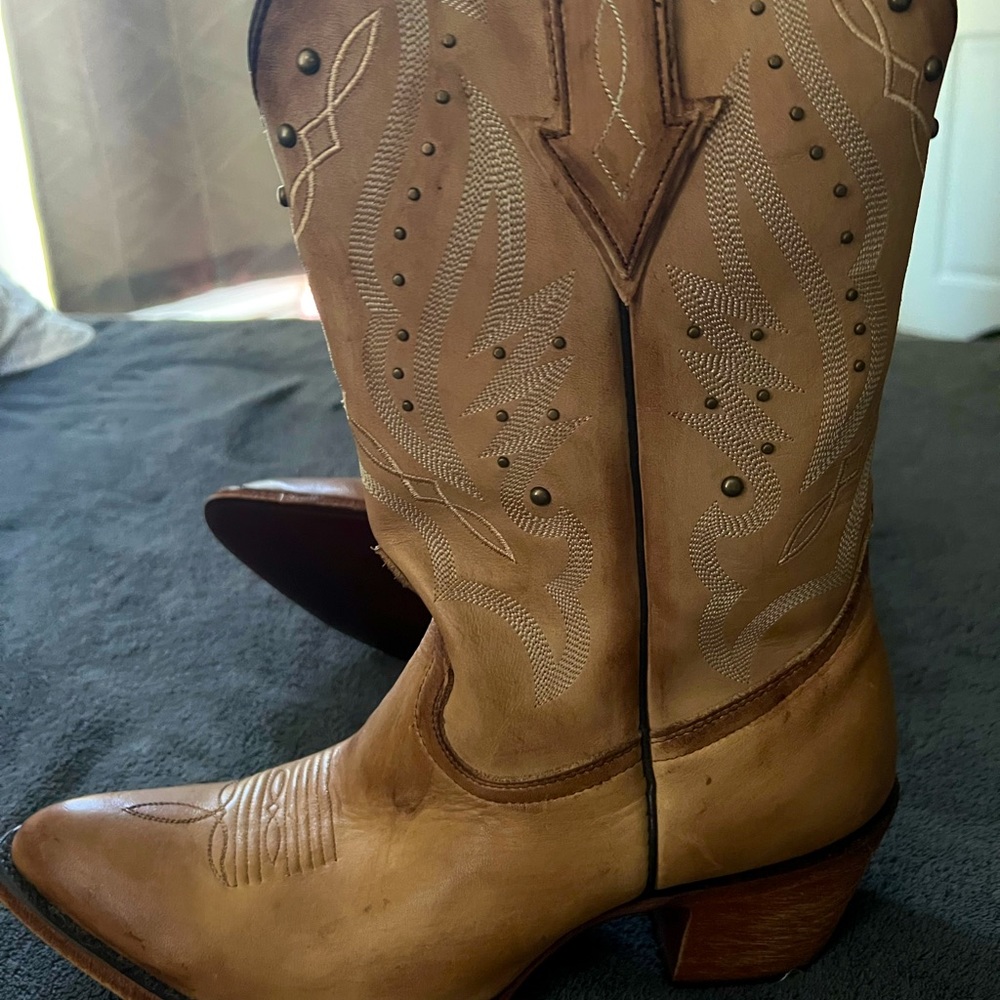 Brand new Idyllwind boots! Tried on once, just don’t fit me right. Size 10B